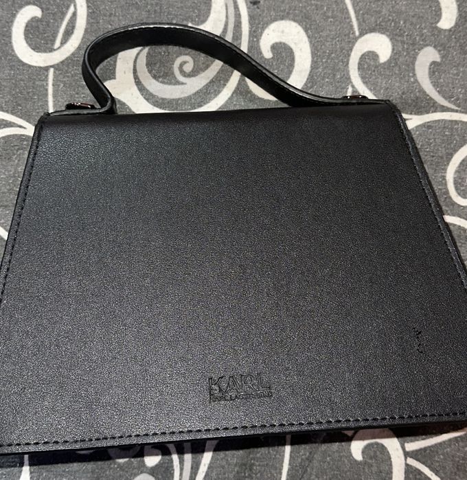 Продавам дамска чанта на Karl.