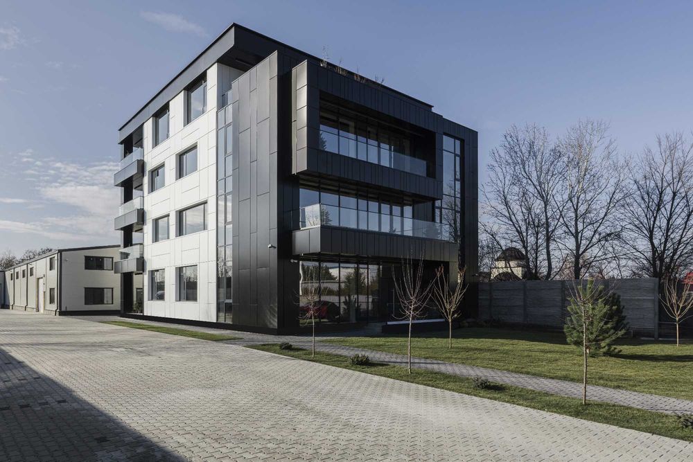 De inchiriat spatiu comercial/birouri/showroom/magazin/farmacie la parter DN1 246.5mp