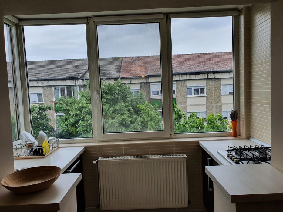 Închiriez apartament 3 camere, tip PB, zona Decebal