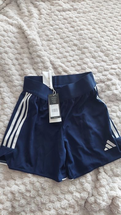 Нови шорти Адидас xs