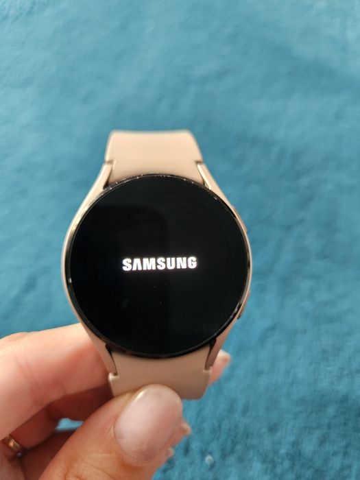 Смарт часовник Samsung Galaxy Watch4 40mm Pink Gold.