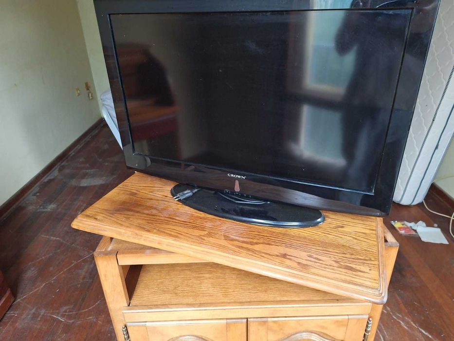 Дървен ТВ шкаф с вратички и отворен рафт