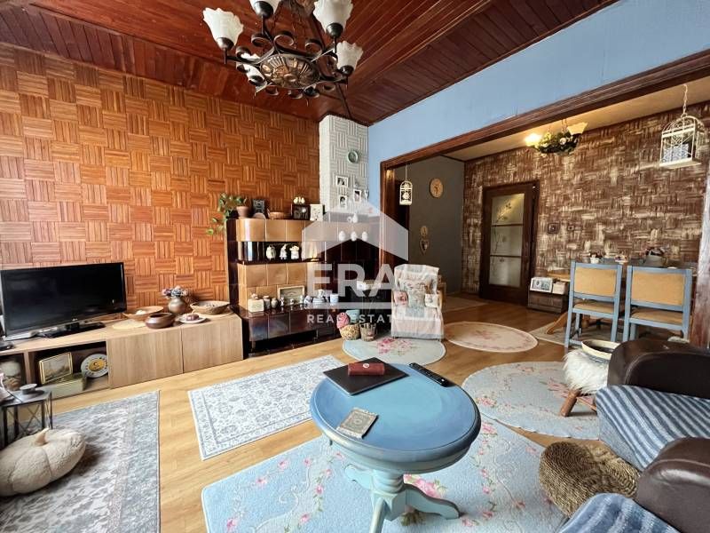 Артистичен тристаен апартамент в  сърцето на кв. Оборище