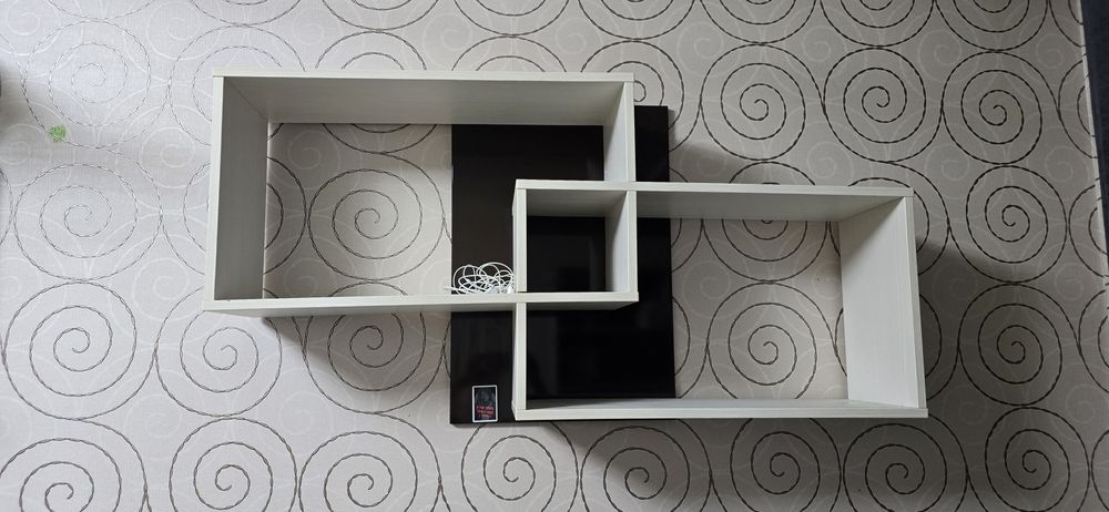 Полки для книг и декора