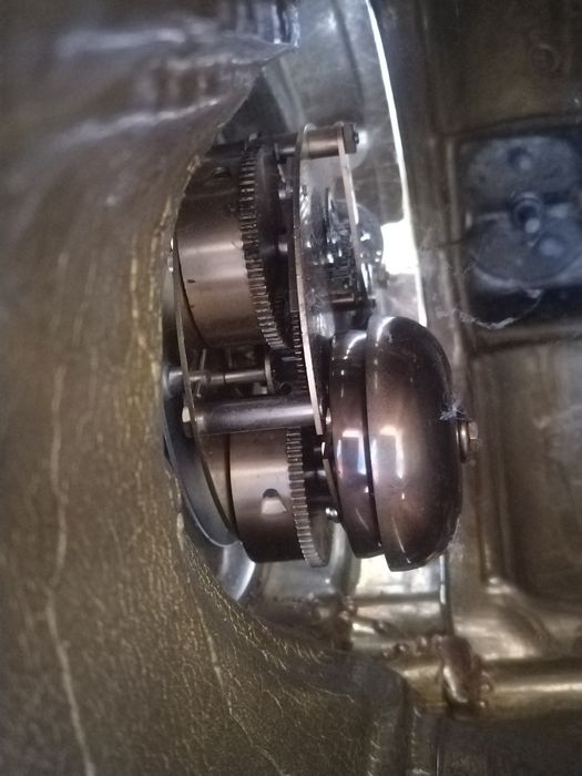 Продавам страхотен антикварен колекционерски бронзов каминен часовник.