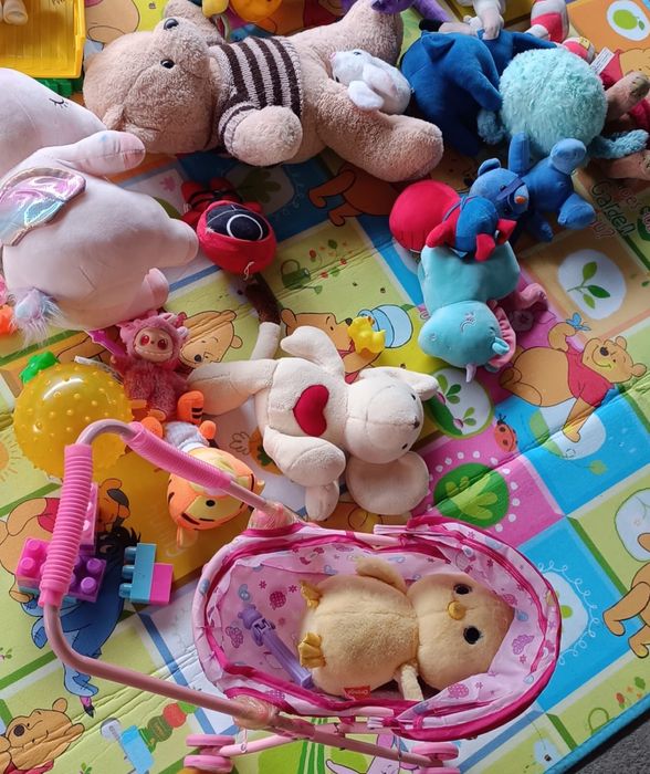 Детский столик и мягкие игрушки