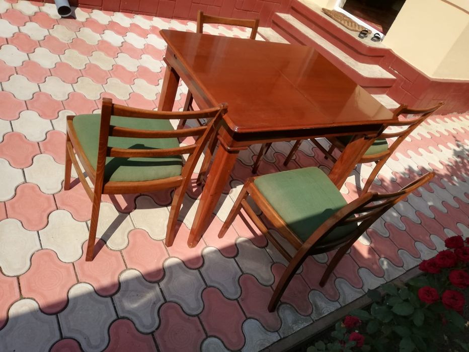 Vând masă 6 persoane și 4 scaune