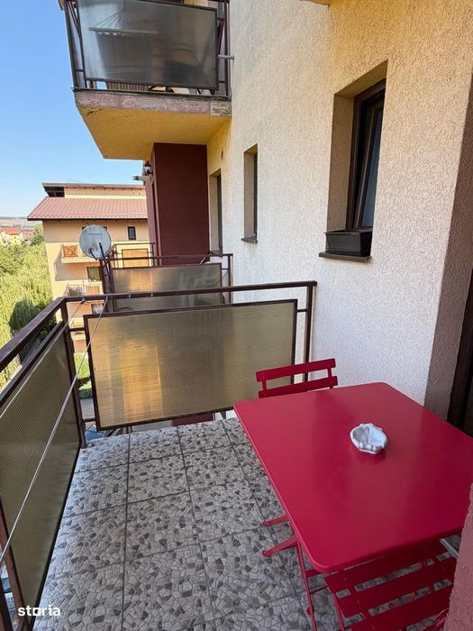 Apartament cu 2 camere, balcon deasupra pârâului și vedere spre pădure