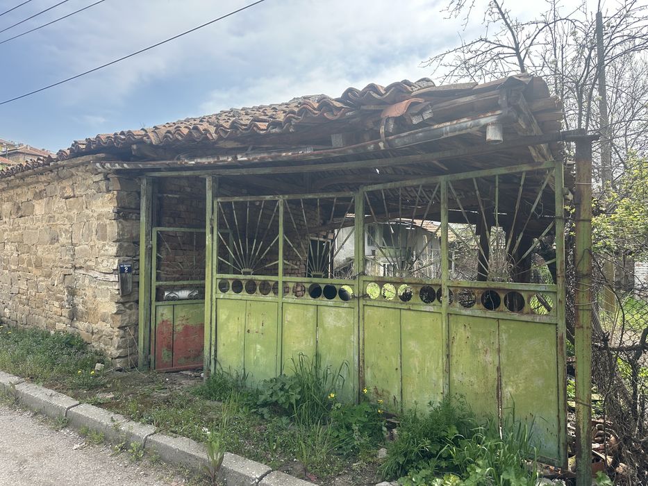 Къща в град Дебелец