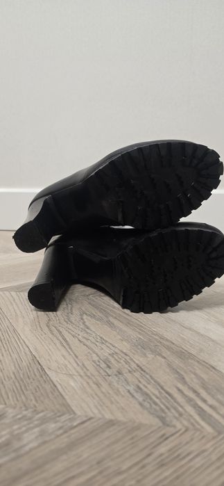 Демисезонные кожаные сапоги