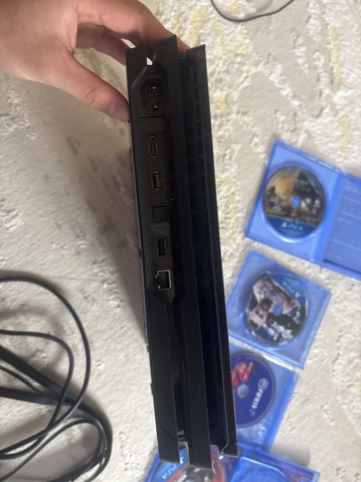Продам PS4 Pro + 4 игры — рабочая, торг