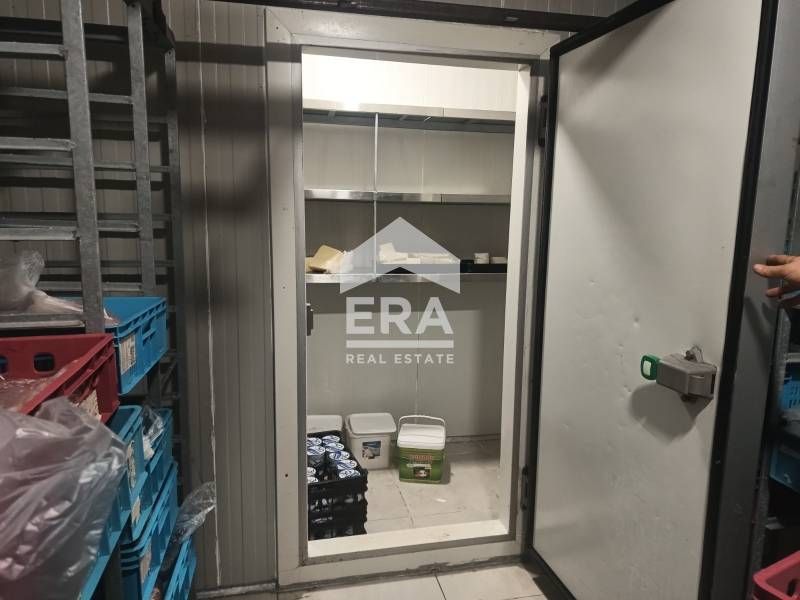 Функциониращ търговски обект със статут на  магазин  за продажба, кв.