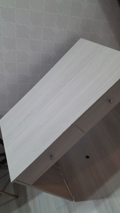 Отдам  2 стола учебных