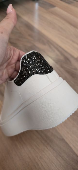 Нови бели кецове