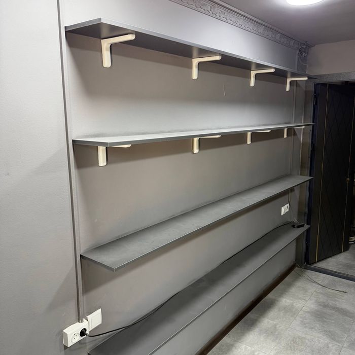 Полки и стол для магазина