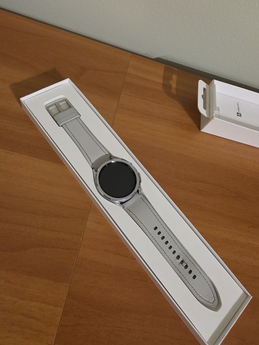 Samsung Galaxy Watch 6 Classic 43mm Silver + Cutie, Încărcător & 3 Curele Cadou