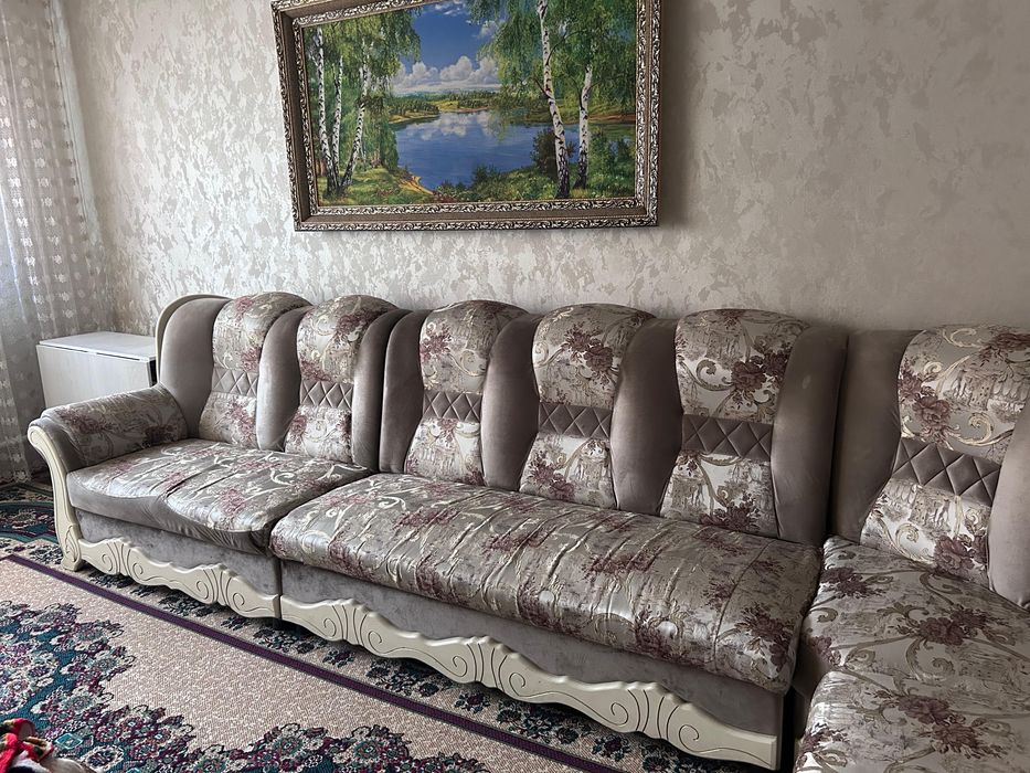 Просторный диван в хорошем состоянии