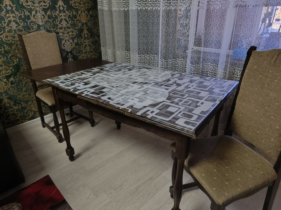 Стол со стульями