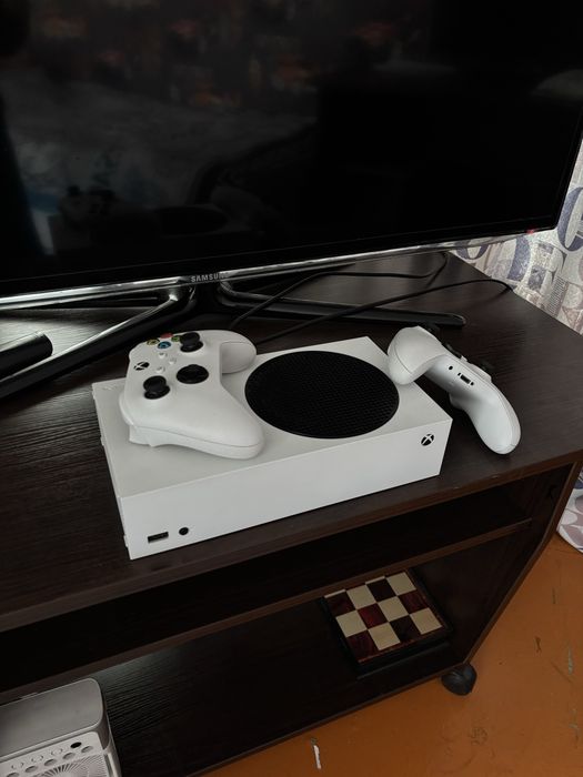 Продам Xbox One Series S как новый