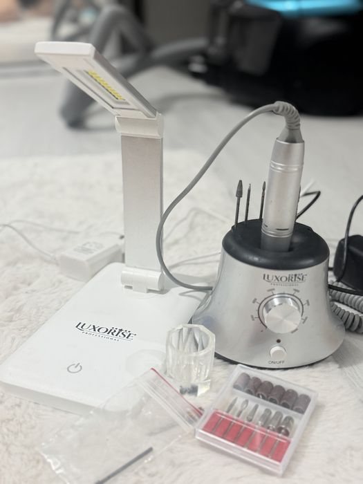 Kit de unghii . Lampa si freza de unghii.
