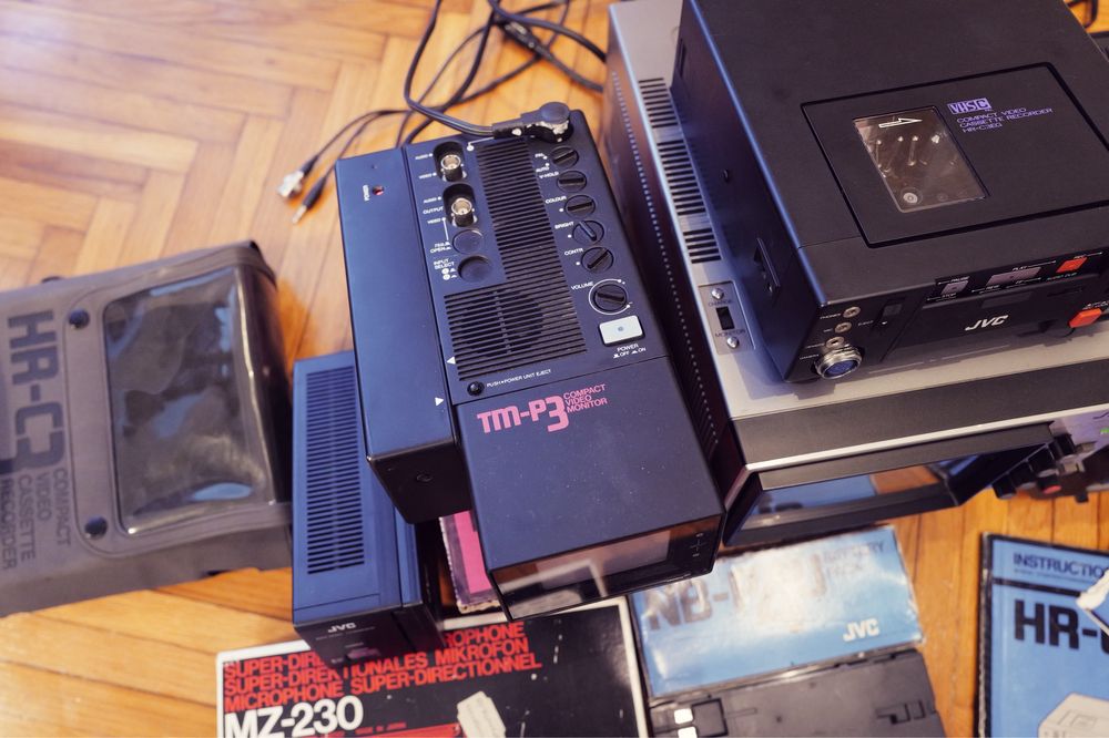 JVC monitoare CRT si Video VHS C portabile pentru Nintendo Sega PS1