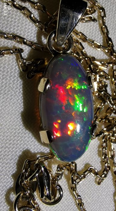 Опал от Етиопия 4,14 карата.Златен обков и ланец