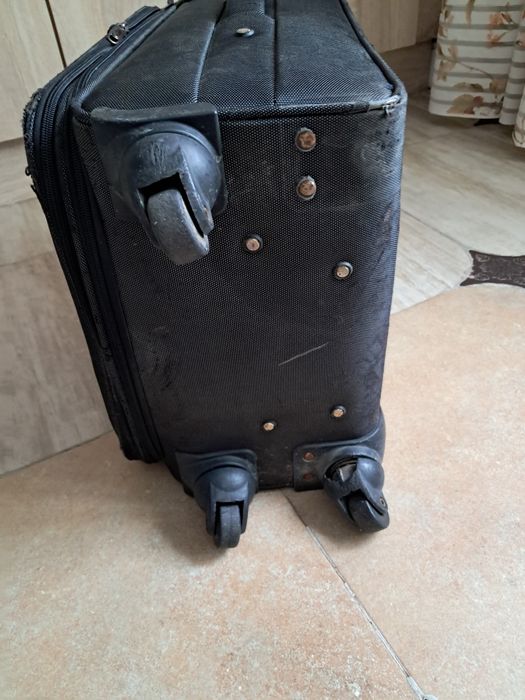 Чемодан продам без одного колеса.