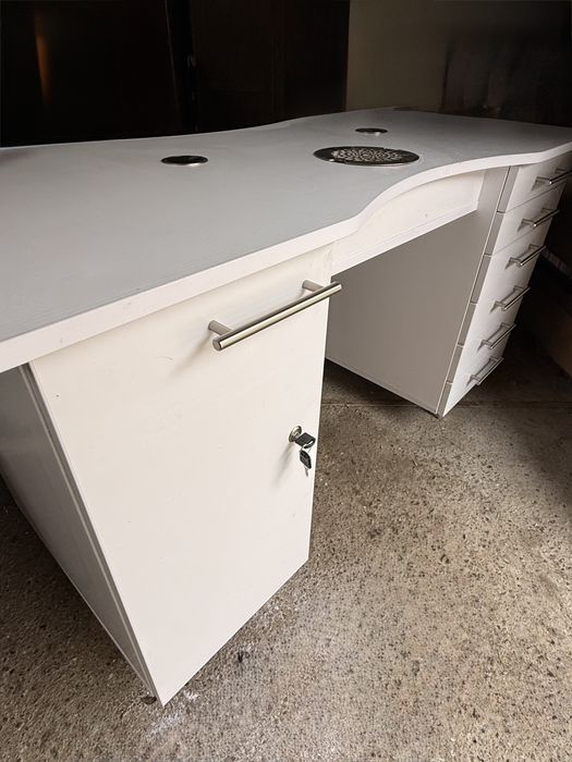 Birou de manichiură cu aspirator încorporat!