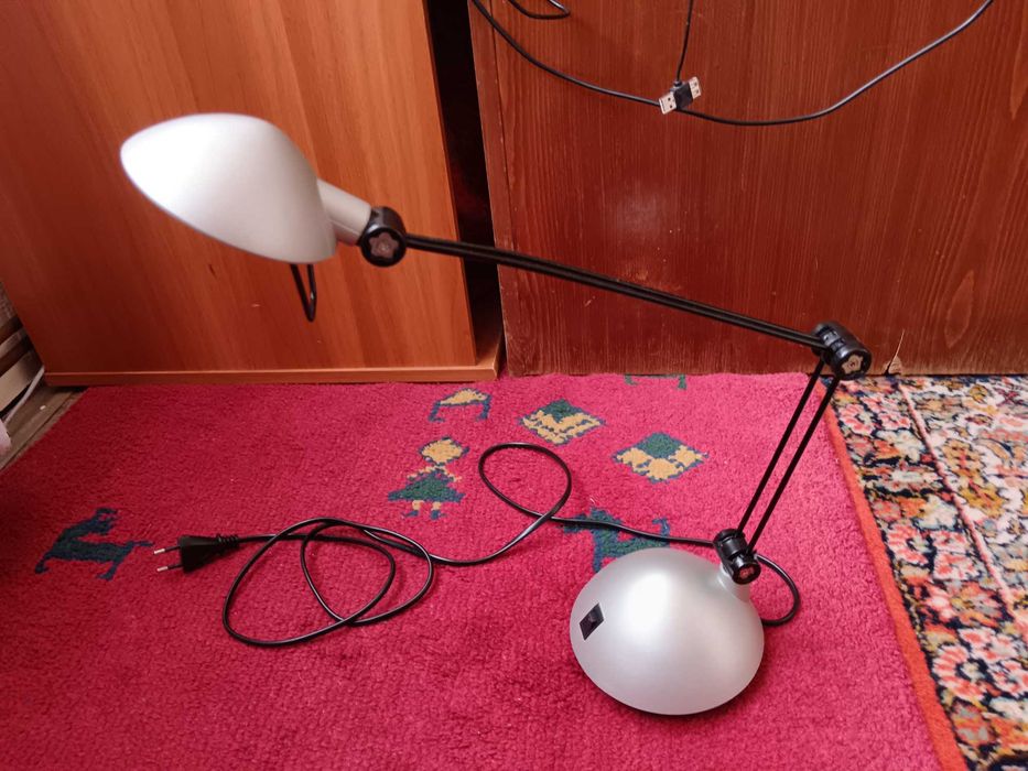 Vând o lampă de birou nouă, model cu braț reglabil și cap mobil.