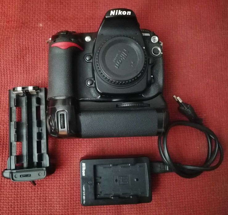 Aparat foto Body Nikon D300 + grip, incarcator. Stare foarte buna