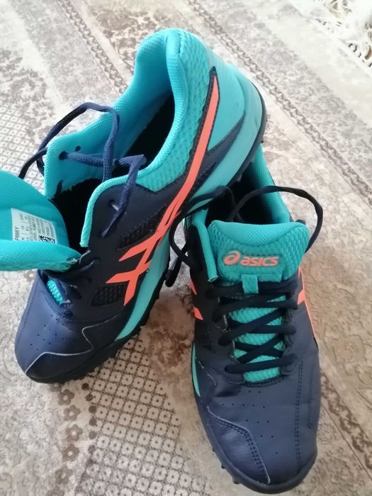 Продавам маратонки Asics. Запазени и почти нови.Стелкатае 25.5 см или 40 номер- 40