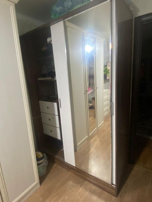 Шкаф-купе с зеркалом