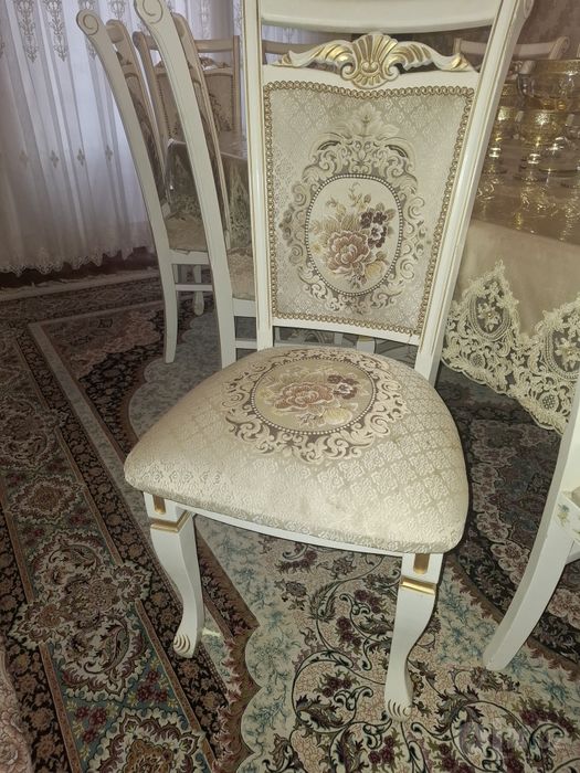 Продается большой стол и 12 стульев