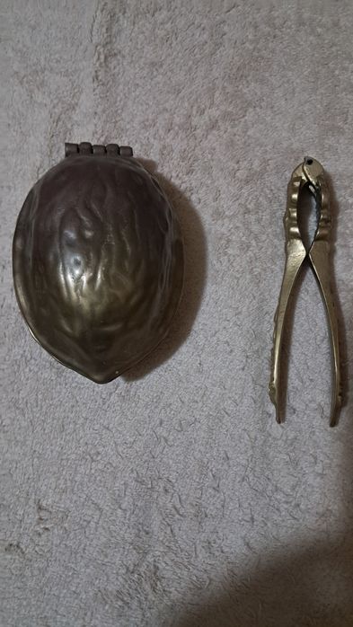 Doua spargatoare de nuci , din bronz