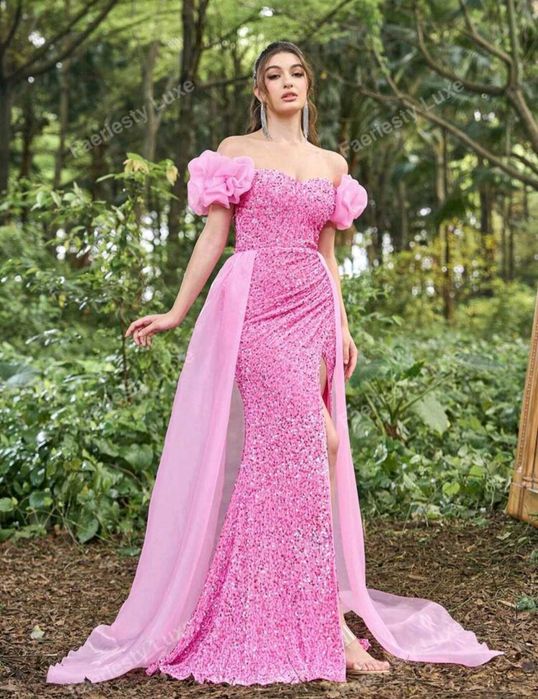 Пастелна рокля с пайети и пайети с мрежесто покритие с отворени рамене