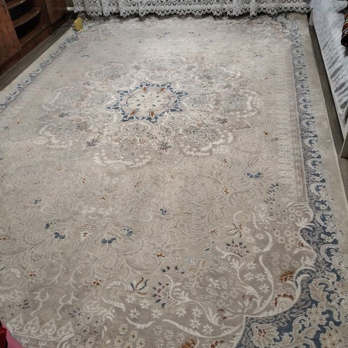 Кровать,ковер,стол