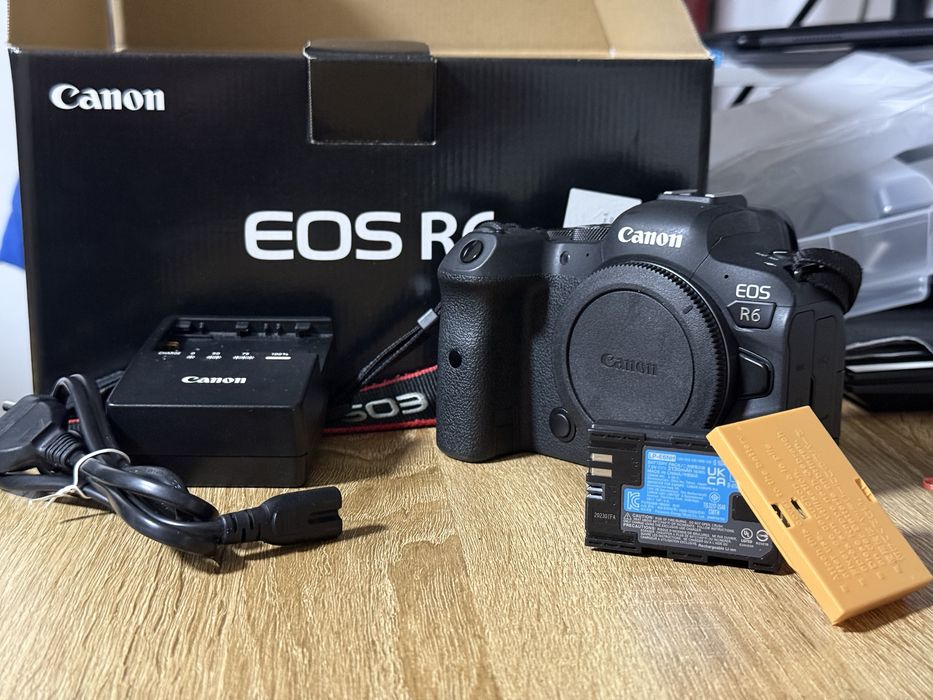 Canon EOS R6 body - 36k cadre - Stare impecabila - accesorii extra