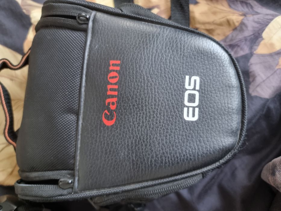 продам камеру canon eos 1100D