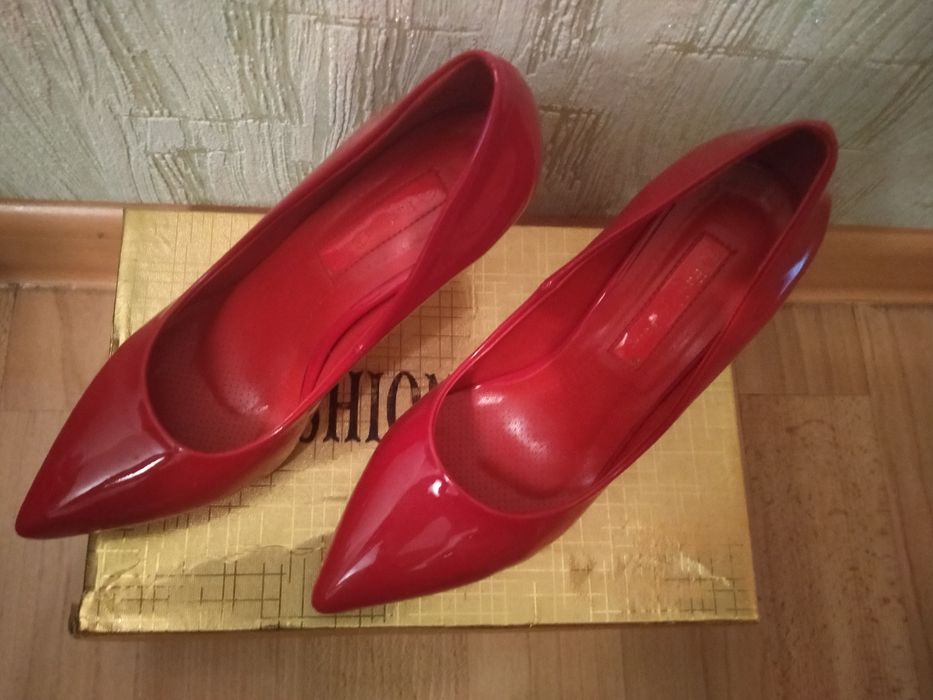 Продам женские туфли