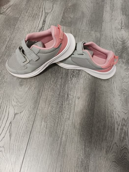 Vând încălțăminte fete