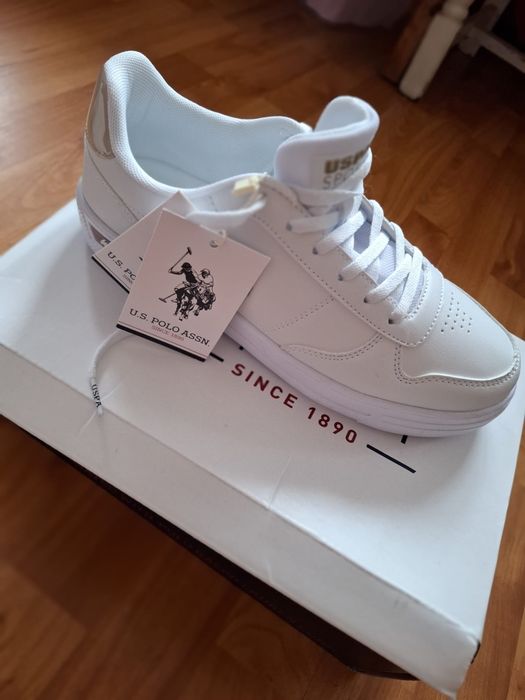 Adidași noi cu eticheta