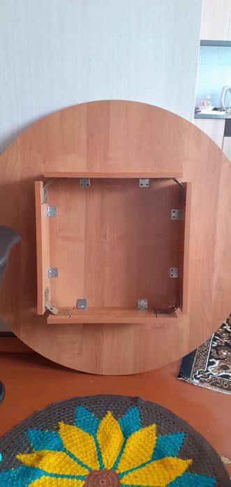 Продаю  круглый стол