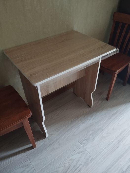 Стол для кухонных.