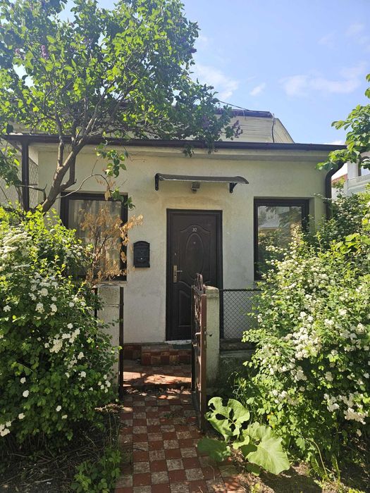Casă în Roman pe blvd Republicii,pt locuit sau spatiu comercial!69.000 euro