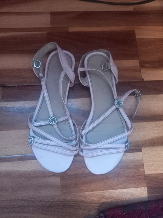 Ayollar uchun oyoq kiyimlar