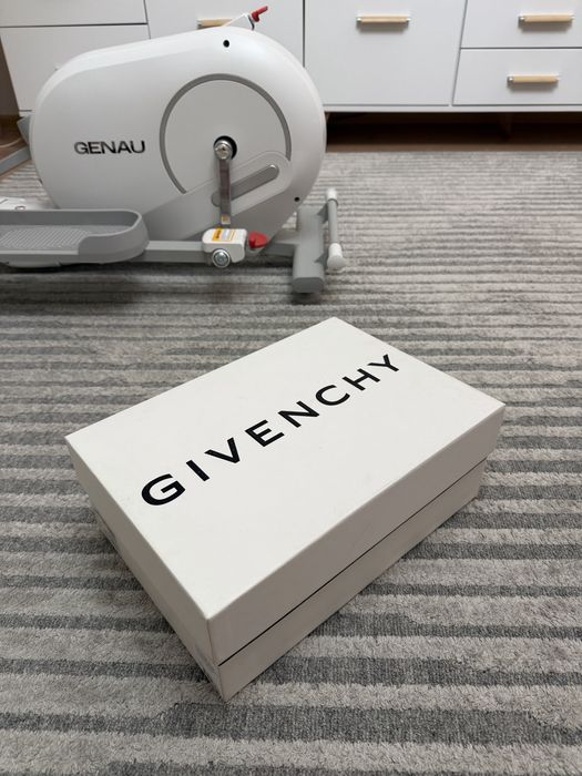 Продам кроссовки GIVENCHY