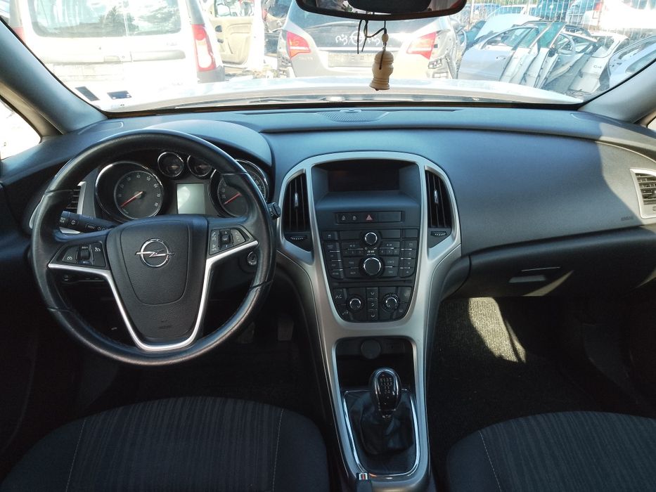 Продавам на части Опел Астра J 1.4 2011г