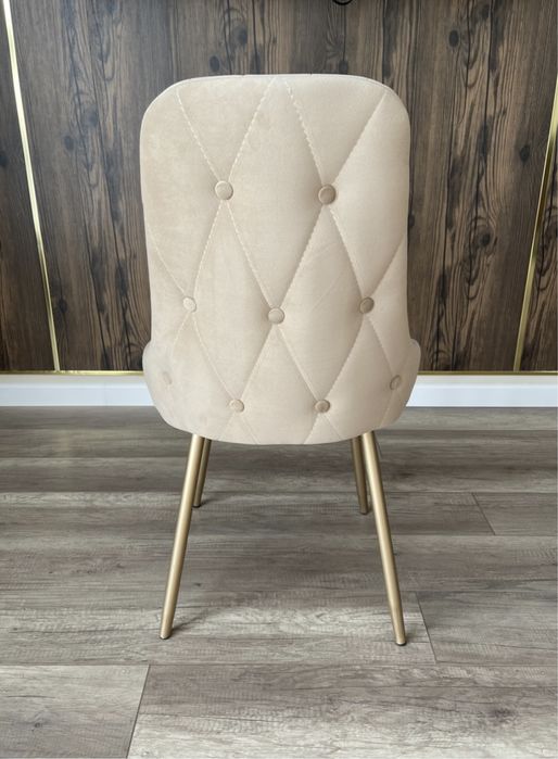 Продам стол 100 на 100 и два стула