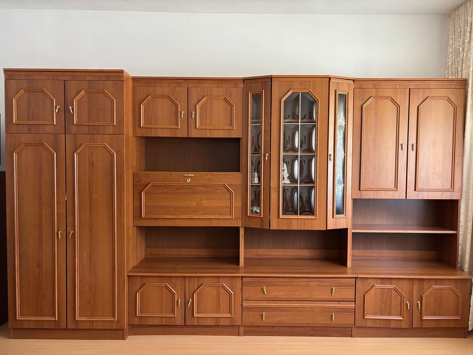 Vand mobilier din lemn