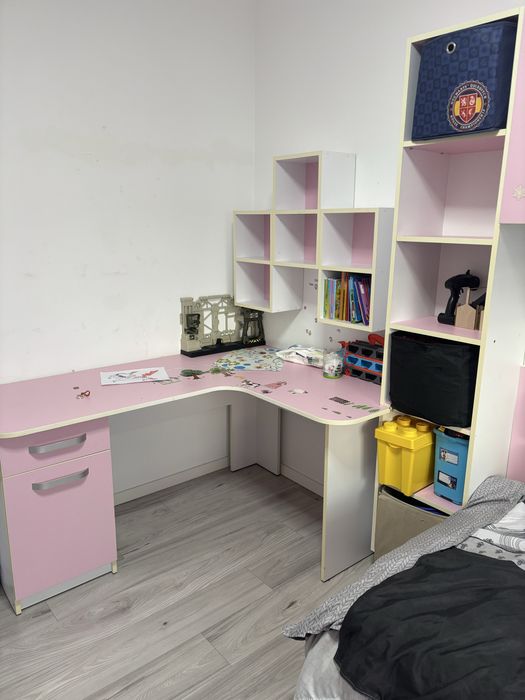 Birou roz fata cu sertare si etajere de perete